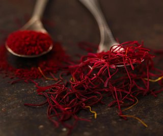 فواید شگفت‌انگیز زعفران برای پوست و مو+ راهنمای کامل ماسک‌ها و روشن‌کنندگی